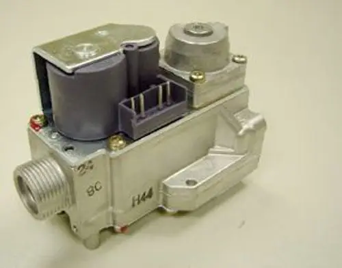 Gasventil von Remeha in silberner Metallausführung mit Anschlussmöglichkeiten. Enthält elektrische Bauteile zur Steuerung des Gasflusses.